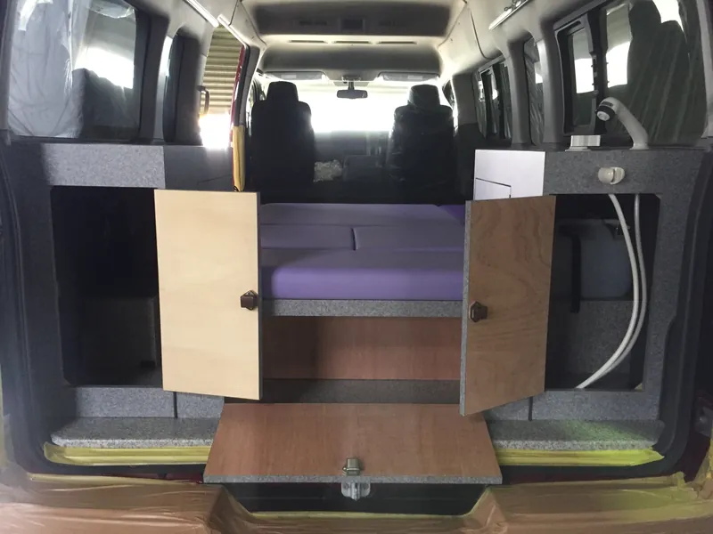 木で製作した車内のキャビネットと収納
