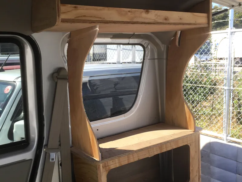 軽ワンボックスの車内に組んだフラットなベッド