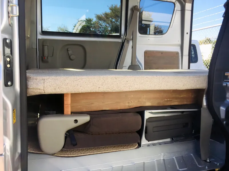 木の質感を残して製作した車内のキャビネット