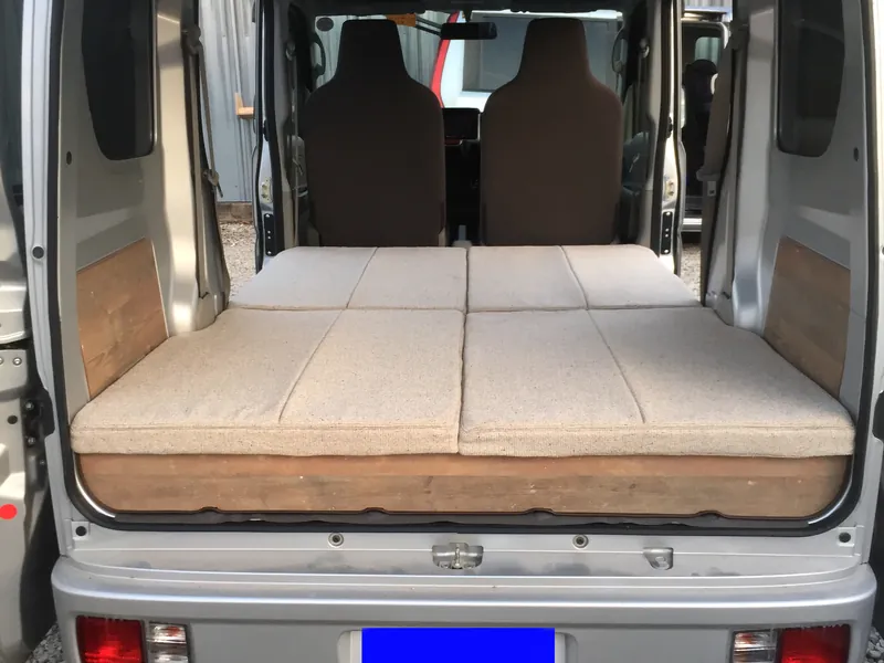 後部をフラットに仕上げた軽バンの荷室