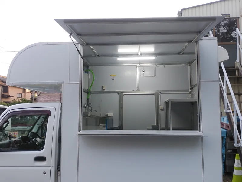 キッチンカーの作業スペースと什器