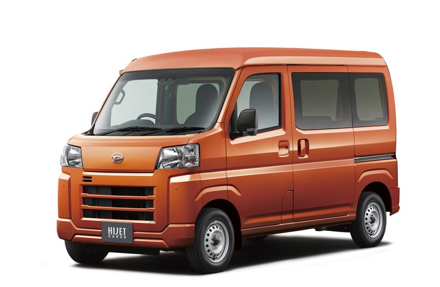 オレンジ色のダイハツ新型ハイゼットカーゴを斜め前から見た外観
