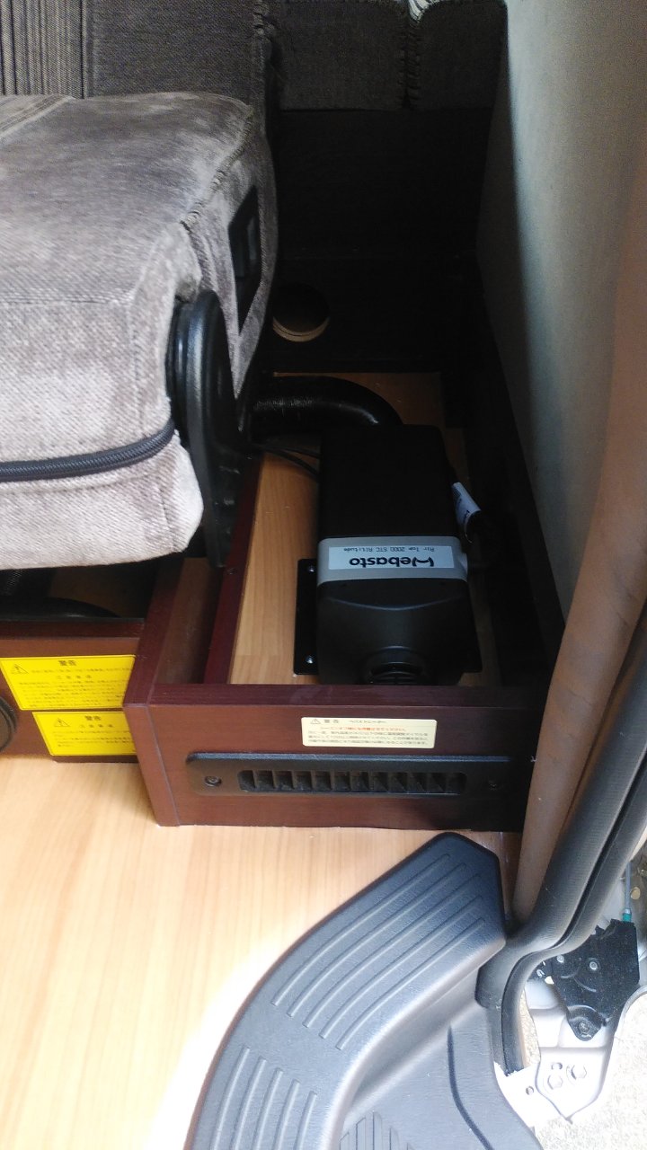 シート下の木製ボックスに設置したベバストAir Top 2000 STC FFヒーター本体と温風吹き出しグリル