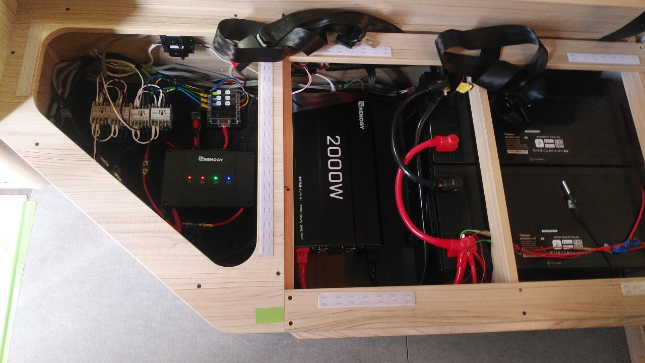 ベッド下に組んだRENOGY 2000W正弦波インバーターと走行充電器、リチウムイオンバッテリー2台、ブレーカー・ヒューズの配線