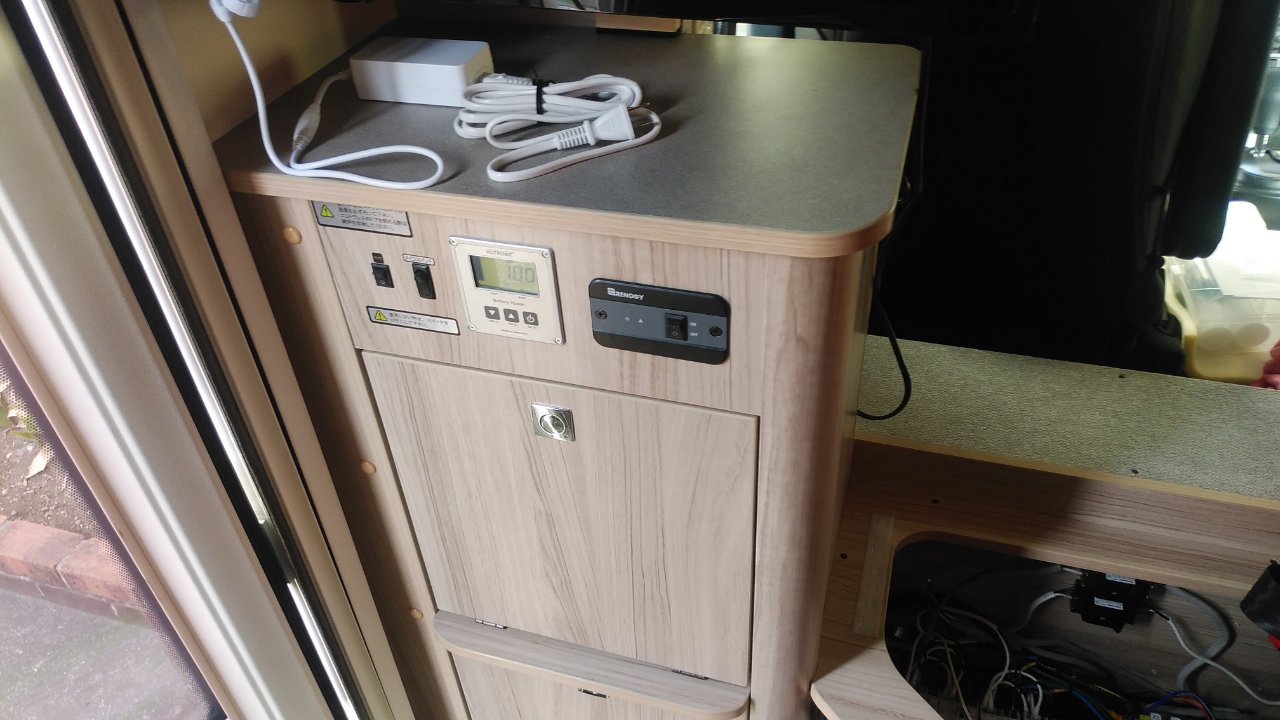 家具カウンターに埋め込んだVOTRONICバッテリーモニターとRENOGYリモートスイッチパネル