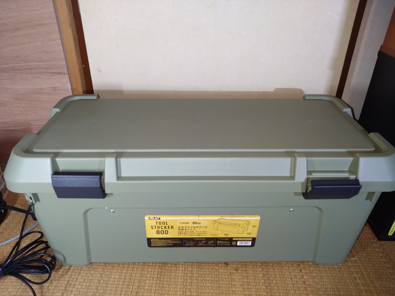 サブバッテリーシステムを収めたカーキ色のツールストッカー800の外観。側面から電源ケーブルが出ている